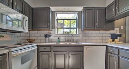 Charming 3-bedroom condo in peaceful Overland Park with AC