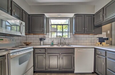 Charming 3-bedroom condo in peaceful Overland Park with AC