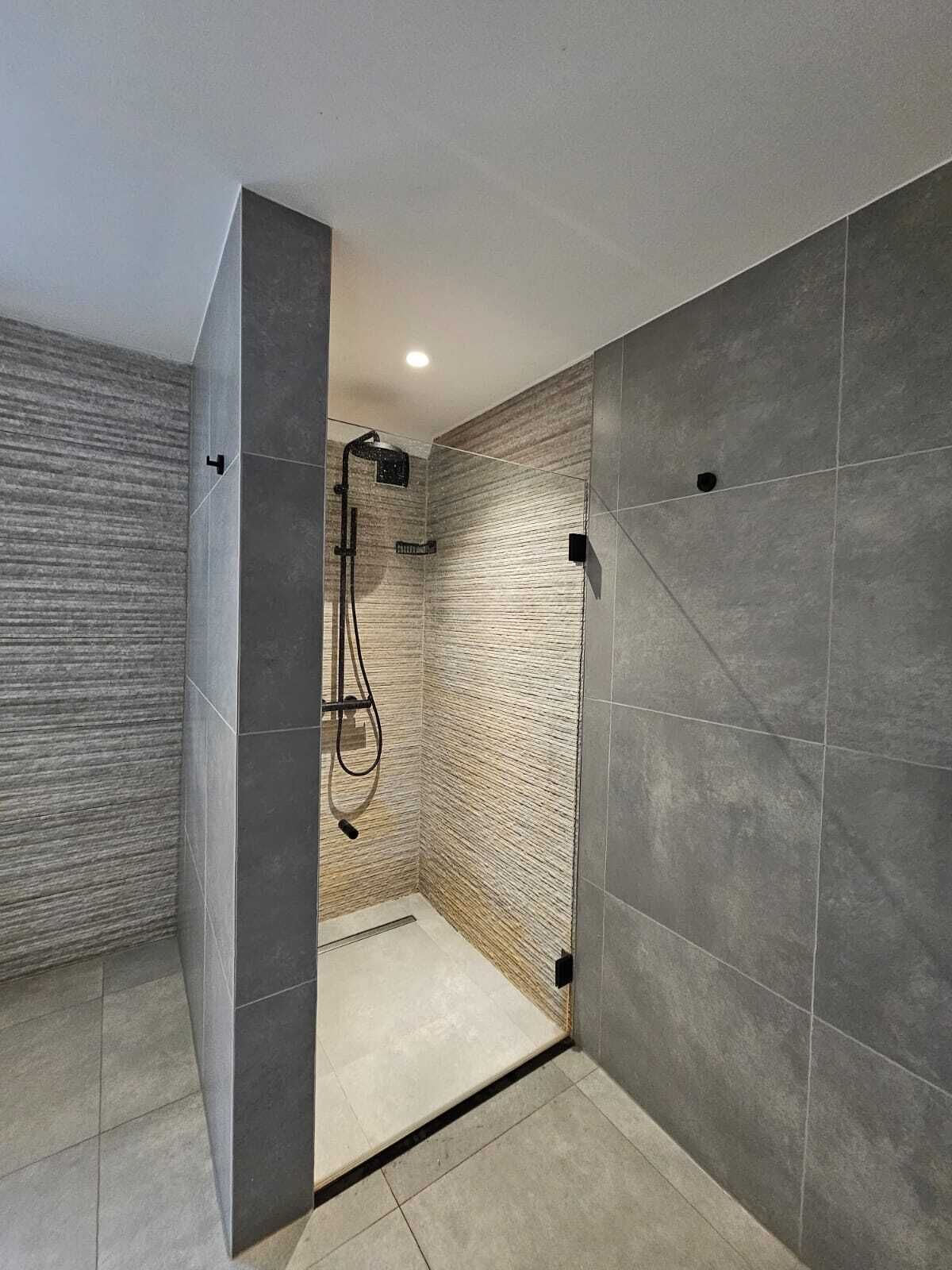 Een haardroger, handdoeken, zeep, toiletpapier