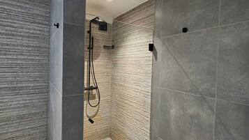 Een haardroger, handdoeken, zeep, toiletpapier