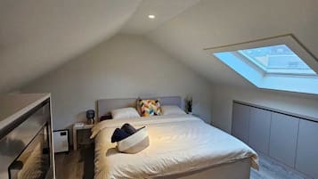Tabla de planchar con plancha, wifi y ropa de cama