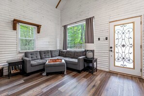 Living area - Still Water Cabin - Remote 2-Bedroom Stay near Natural Bridge (Campton)