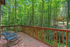 Terrace/patio - Still Water Cabin - Remote 2-Bedroom Stay near Natural Bridge (Campton)