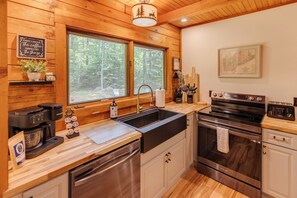 Fridge, microwave, oven, stovetop - Fire Pit + Gym + Arcade + Private Log Cabin + EV Charger (Thornton)