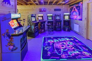 Games room - Fire Pit + Gym + Arcade + Private Log Cabin + EV Charger (Thornton)