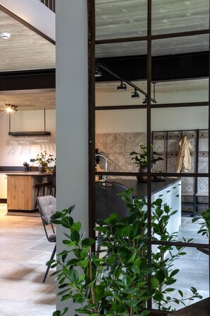 Luokittelematon kuva, 5 kautta 43, painike