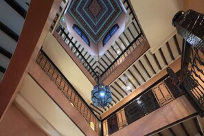 المنشأة من الداخل