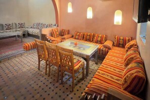 المنشأة من الداخل