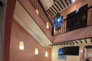 المنشأة من الداخل