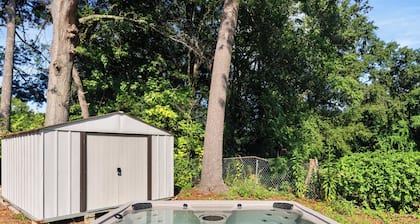 15 min to DT - Hot Tub - Sauna - Games - Firepit - EV Charger - Workout Area