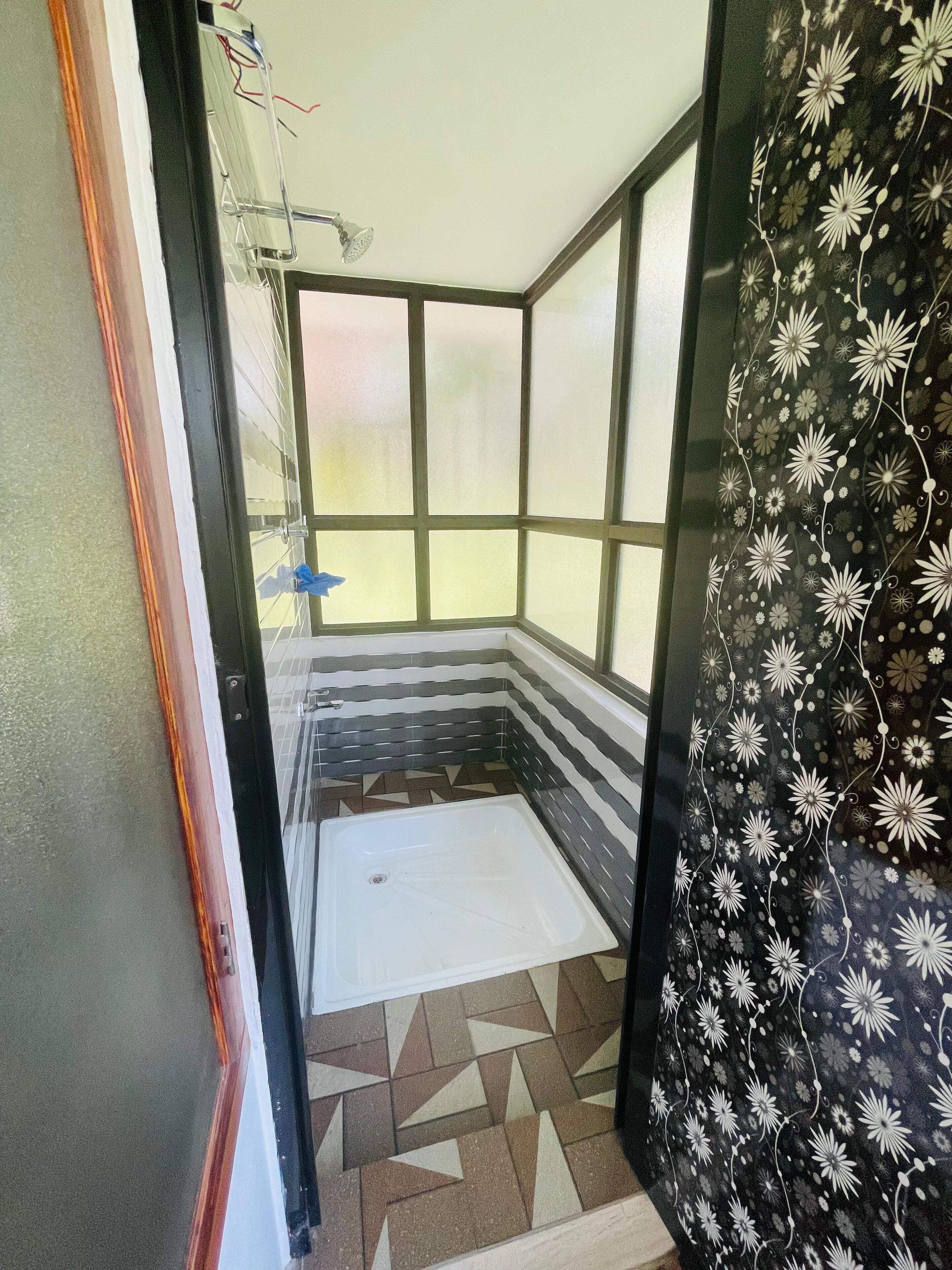 Douche, serviettes fournies, savon, papier toilette