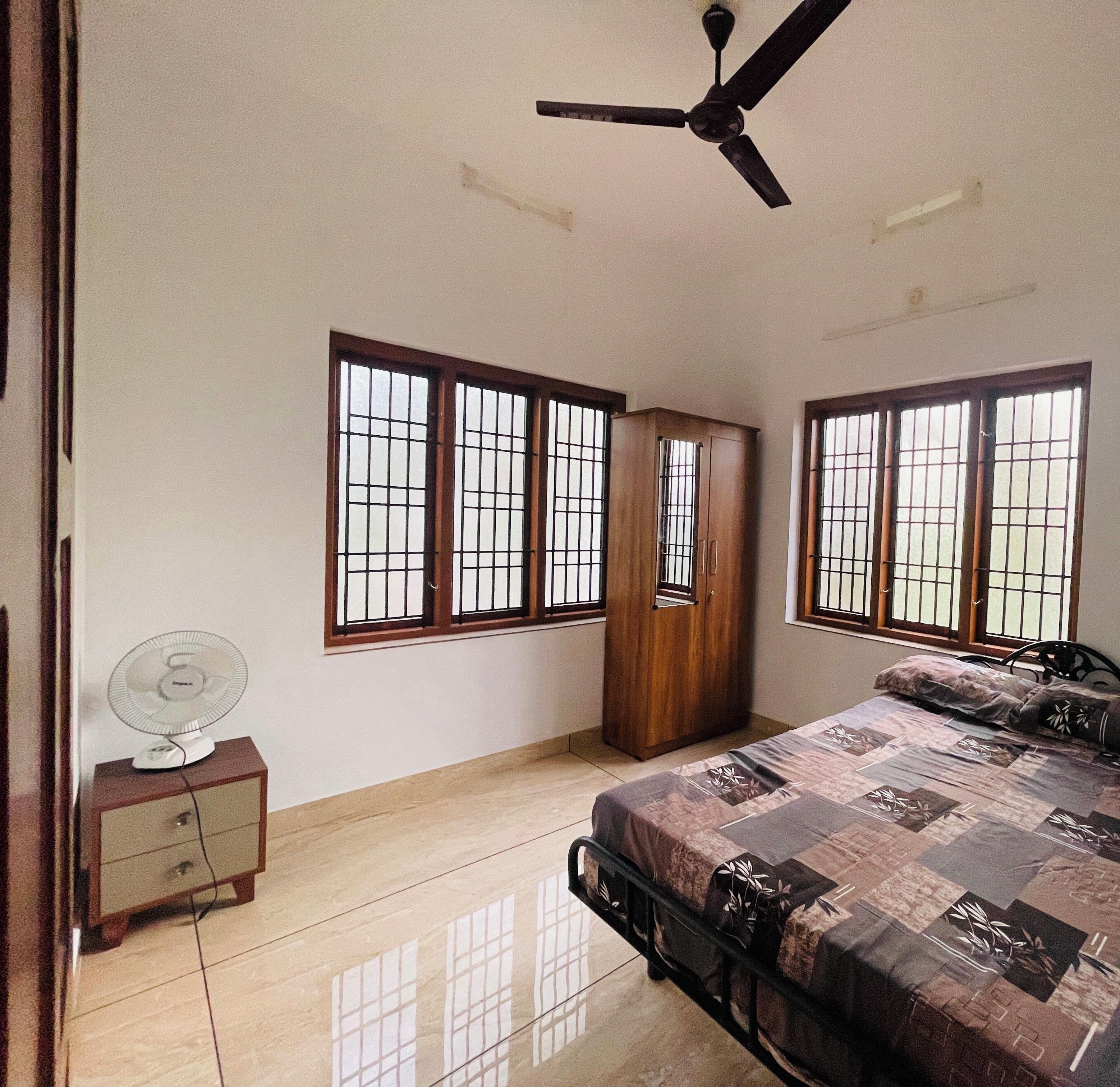 3 chambres, fer et planche à repasser, Wi-Fi, draps fournis