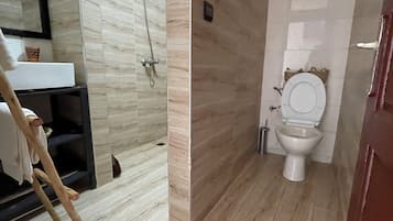 Séchoir à cheveux, serviettes fournies, savon, papier de toilette