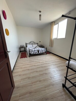 2 habitaciones, escritorio, tabla de planchar con plancha y wifi gratis 