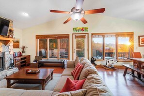 TV, fireplace