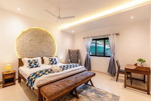 4 bedrooms, iron/ironing board, WiFi, bed sheets