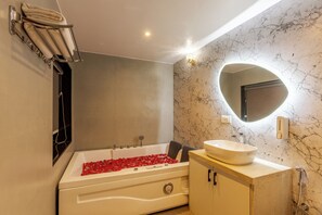 Jetted tub, free toiletries, hair dryer, slippers
