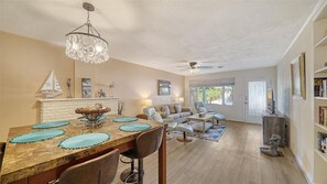 Interior - Ritzy Palms Downtown Estate-5 minutes to beach-walking distance to downtown! (Sarasota)