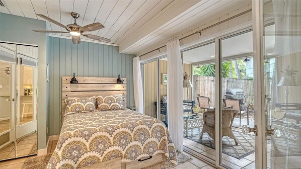 5 bedrooms, iron/ironing board, WiFi, bed sheets - Ritzy Palms Downtown Estate-5 minutes to beach-walking distance to downtown! (Sarasota)