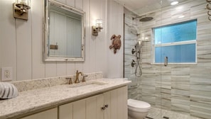Douche, serviettes fournies, savon, papier toilette