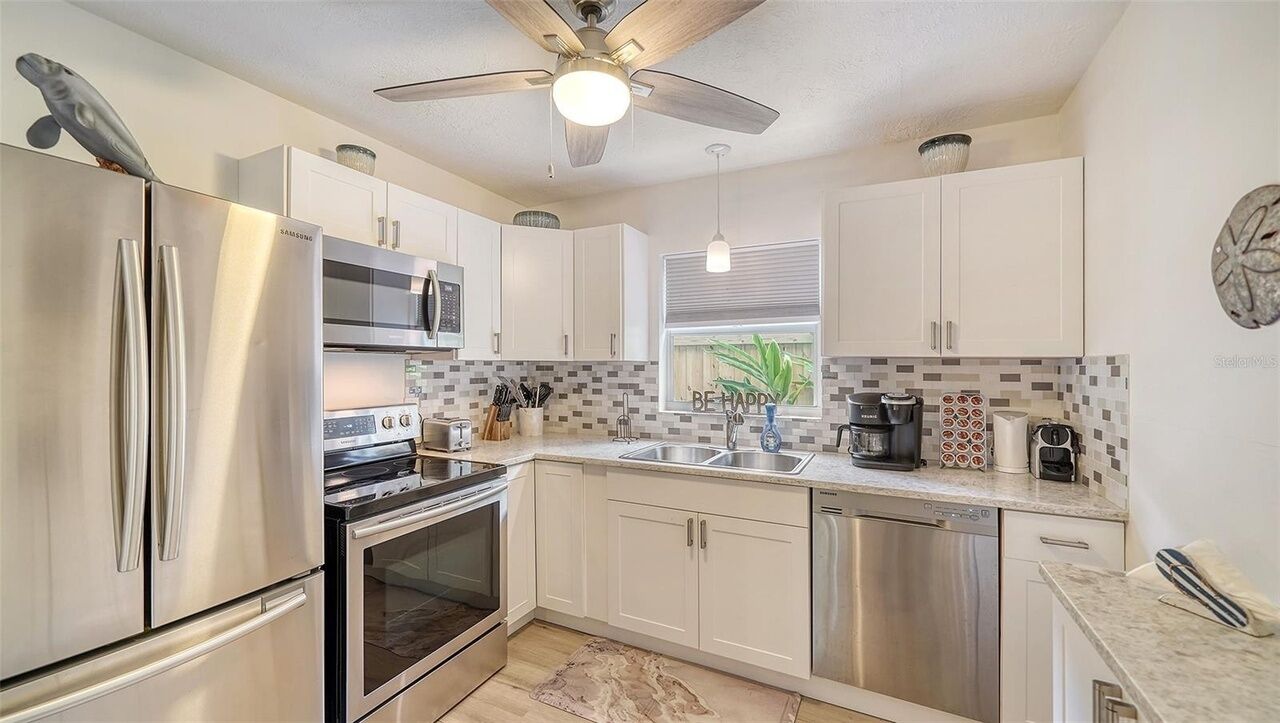 Mikrobølgeovn, ovn, kokeplater og oppvaskmaskin