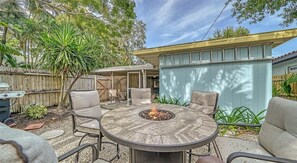Outdoor dining - Ritzy Palms Downtown Estate-5 minutes to beach-walking distance to downtown! (Sarasota)