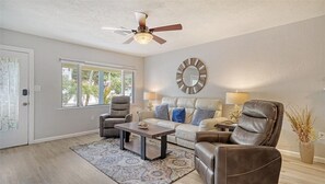 TV - Ritzy Palms Downtown Estate-5 minutes to beach-walking distance to downtown! (Sarasota)