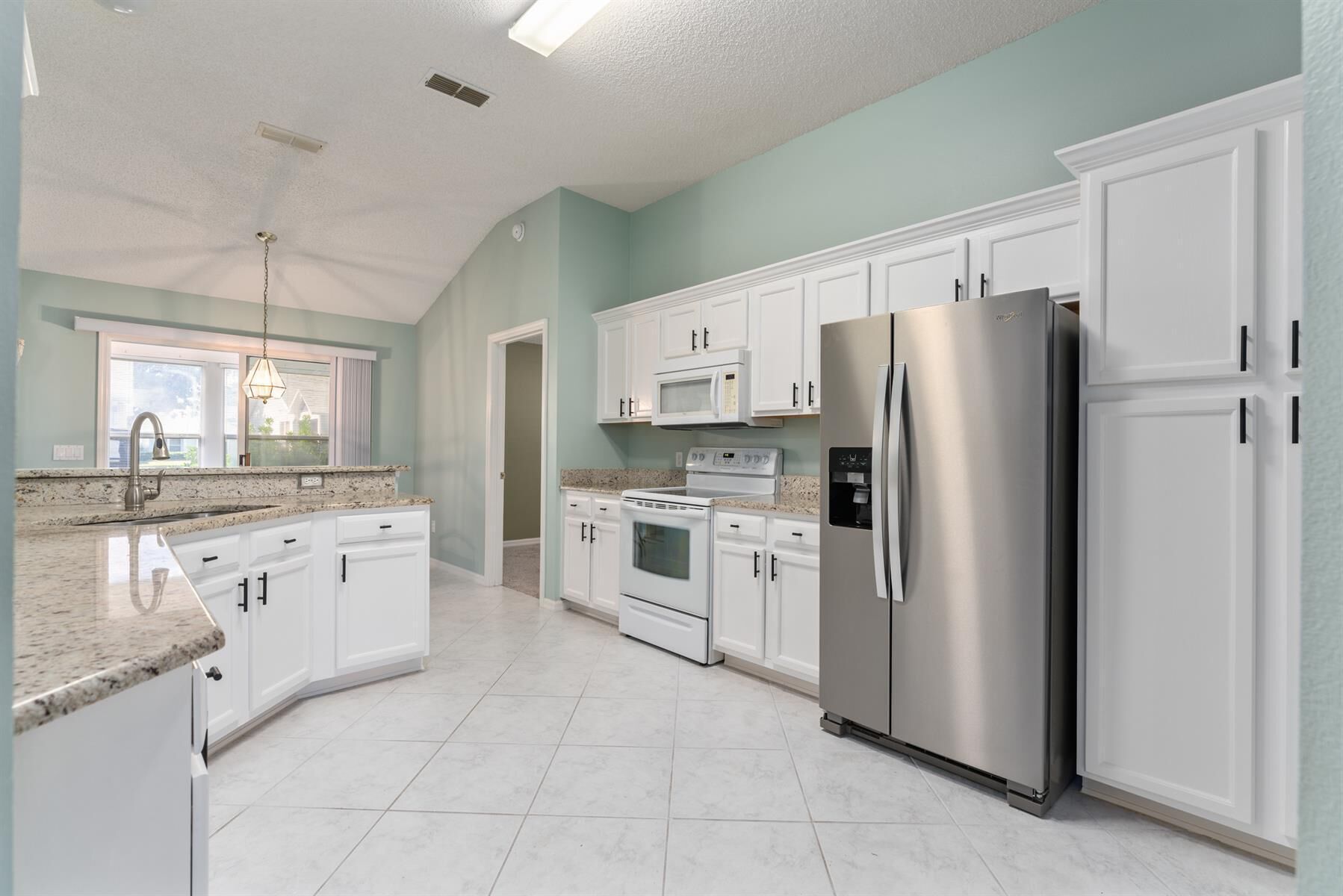 Een microgolfoven, een oven, een kookplaat, een vaatwasser