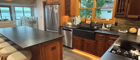 Réfrigérateur, four à micro-ondes, un four, surface de cuisson