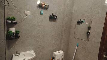 Douche, sĂšche-cheveux, bidet, serviettes fournies