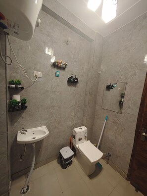 Een douche, een haardroger, een bidet, handdoeken