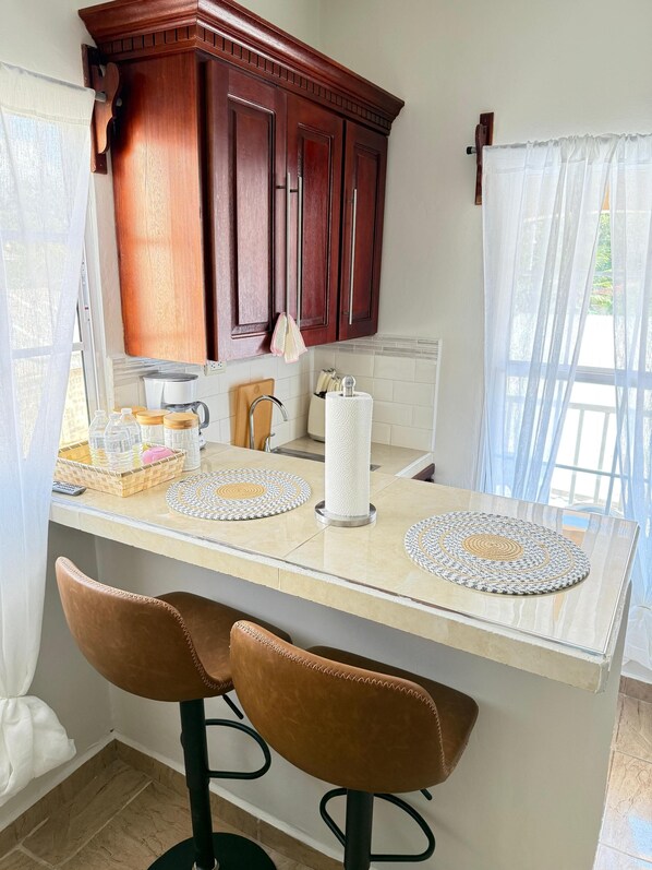 Refrigerador, microondas, cafetera/tetera, utensilios de cocina