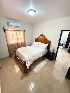 1 habitación, tabla de planchar con plancha, wifi gratis y ropa de cama