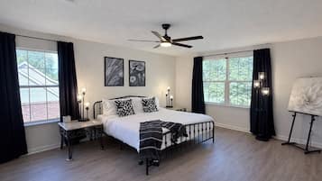 4 quartos, escrivaninha, ferros/tábuas de passar roupa, berço de viagem