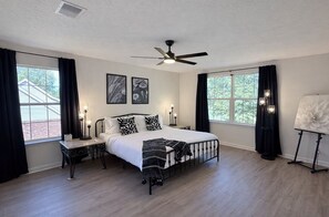 4 habitaciones, escritorio y tabla de planchar con plancha 