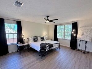 4 dormitoris, escriptori i planxa i posts de planxar