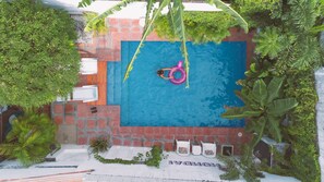 Una piscina al aire libre, tumbonas