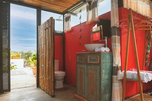 Habitación doble, vistas a la ciudad, en una planta alta | Baño