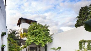 A backyard with a swimming pool, lounge chairs, and a dining area. - Casa Amberes (Honda)