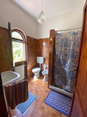 Regadera, secadora de cabello, bidet, toallas 