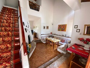 Televisión y chimenea 