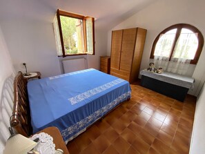 2 bedrooms, iron/ironing board, bed sheets