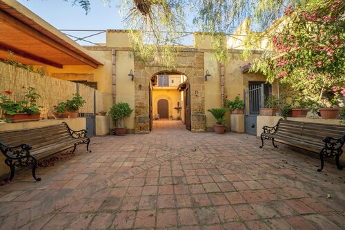 Historic house of the 700, finely restored, in the heart of the Valley of the Temples