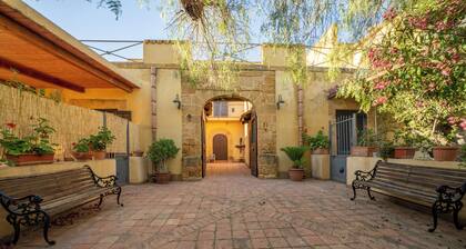 Historic house of the 700, finely restored, in the heart of the Valley of the Temples