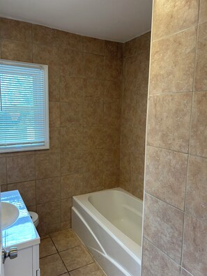 Hair dryer, towels, soap, toilet paper - Relocation/Temp Housing Short/Mid Term Rental (Wood-Ridge)