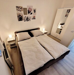 2 عدّة غرف نوم وواي فاي وملاءات أسرّة