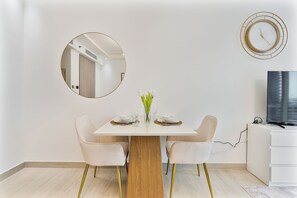 Premium Studio | In-room dining