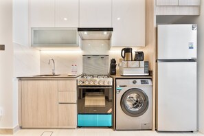 Studio Prestige | Cuisine privée | Four à micro-ondes, un four, surface de cuisson, chaise haute