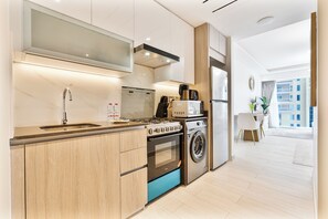 プレミアム スタジオ | 専用キッチン | 電子レンジ、オーブン、コンロ、ハイチェア