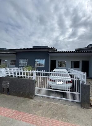 Exterior - Your Sweet Home House in Içara near Criciúma!  A/C + bed with therapeutic massage+ (Içara)